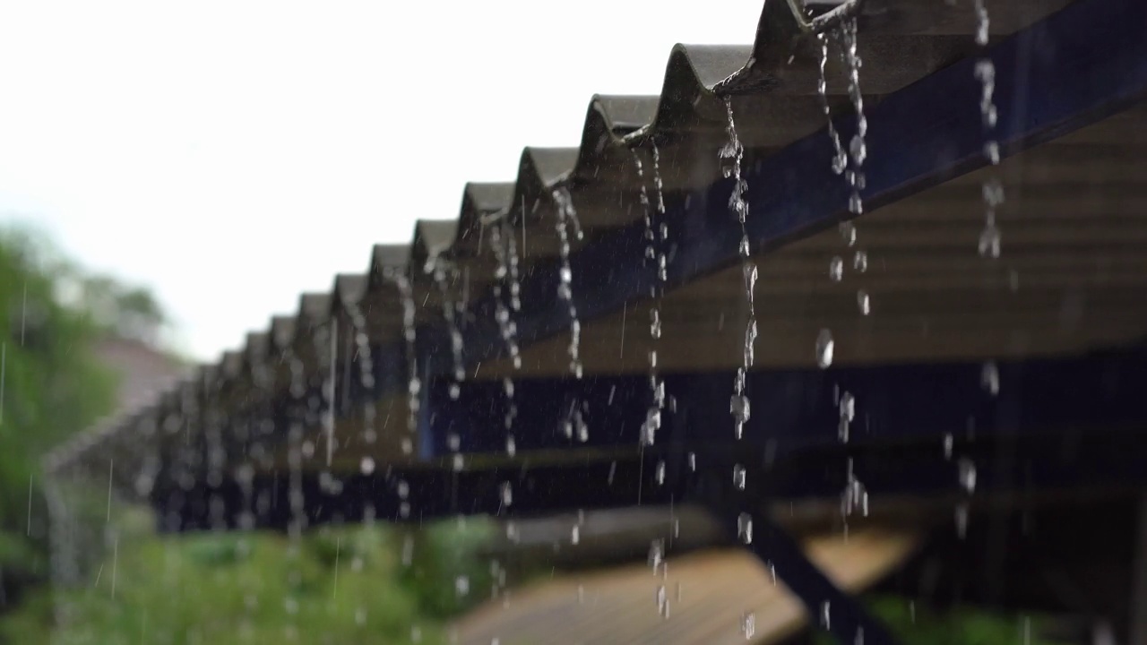 大雨打在瓦片屋顶上视频素材