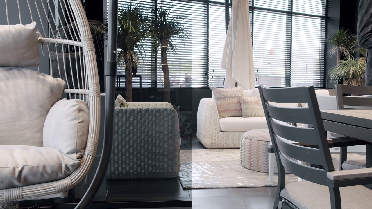 夏季白色露台家具与极简主义的椅子和桌子。视频素材
