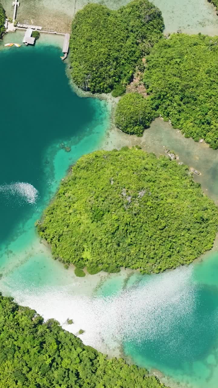 热带岛屿上泻湖的俯视图。视频素材