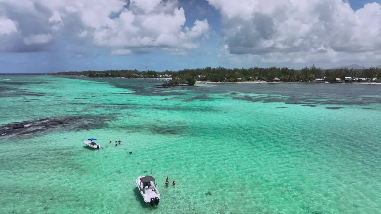 毛里求斯的浮潜和水上活动视频素材