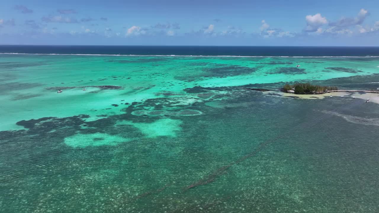 毛里求斯的浮潜和水上活动视频素材