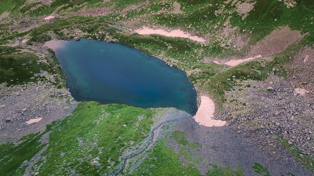 空气的观点。在高山上，一个清新的湖泊映衬着山峰的背景视频素材