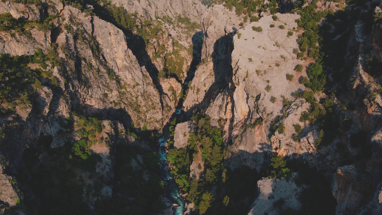 落基山，河流和森林，运动无人机镜头，日出时间视频素材