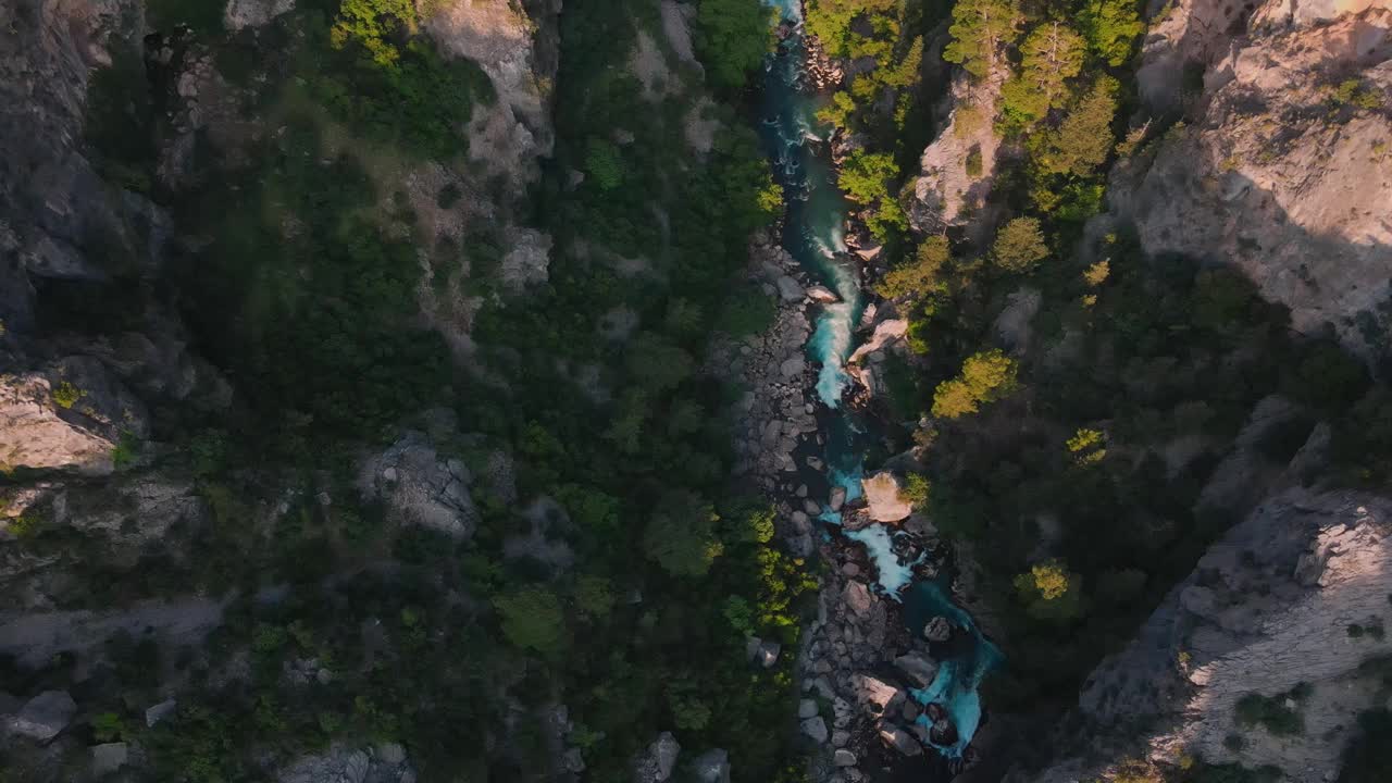 落基山，河流和森林，下降运动无人机镜头，日出时间。视频素材