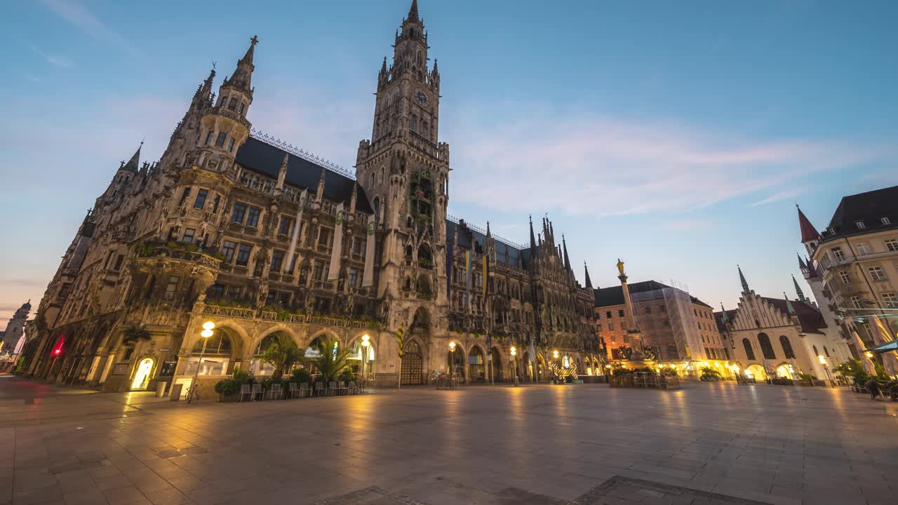 慕尼黑(MÃ¼nchen)德国延时4K，城市天际线日夜日出延时在Marienplatz新市政厅广场视频素材