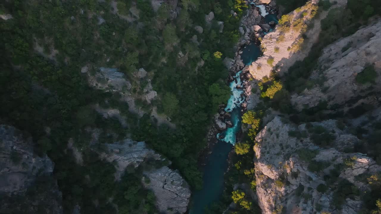 落基山脉和河流，无人机镜头，日出视频素材