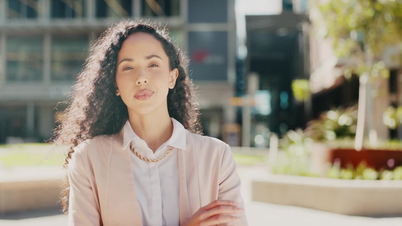 城市里的女商人，交叉着双臂，事业成功，在户外严肃的公司律师。专业的心态，自信和骄傲与肖像，城市街头和女律师视频素材