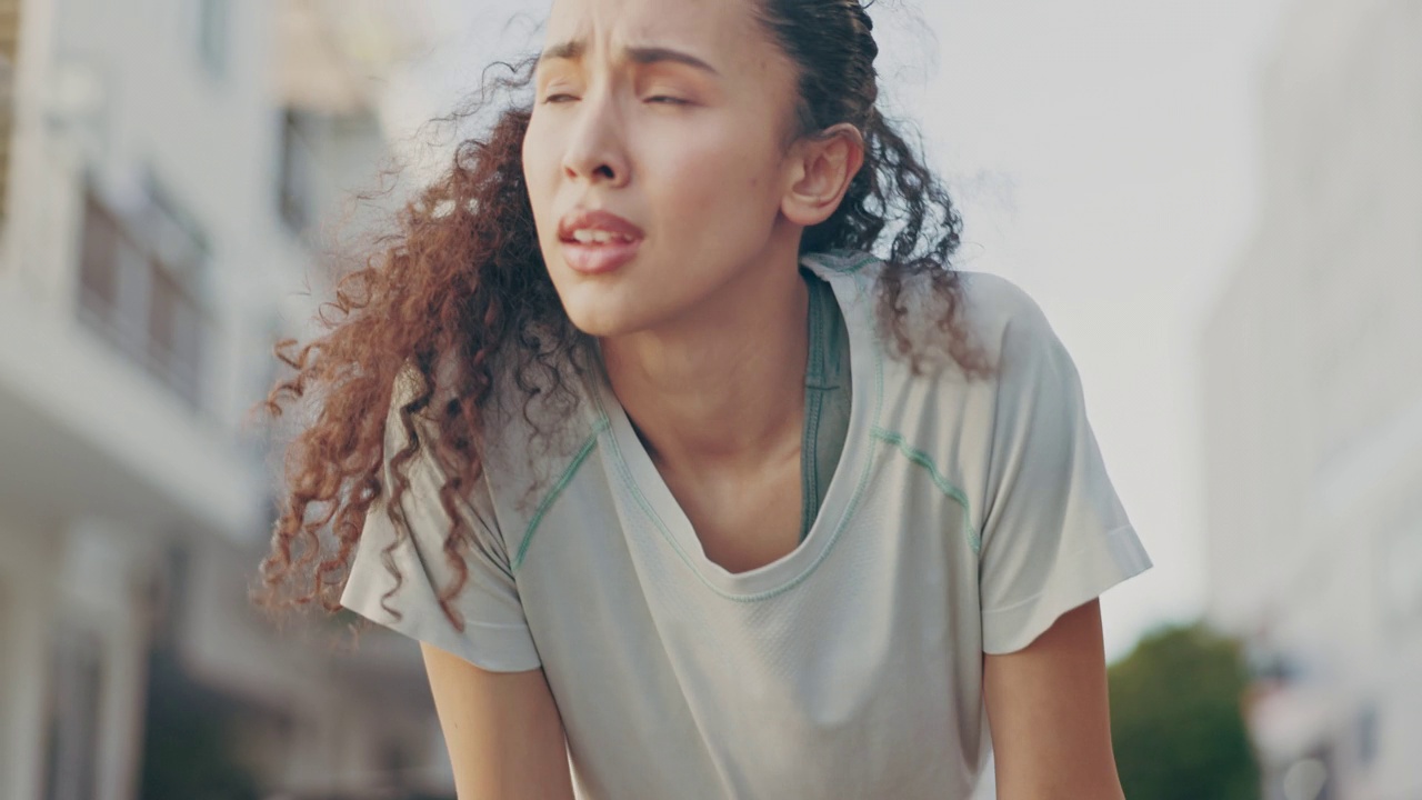 疲惫的女性，在城市健身或健身休息锻炼或训练锻炼心脏健康或保健。疲惫，疲劳或运动运动员呼吸在运动员休息，跑步停止或公路马拉松视频素材