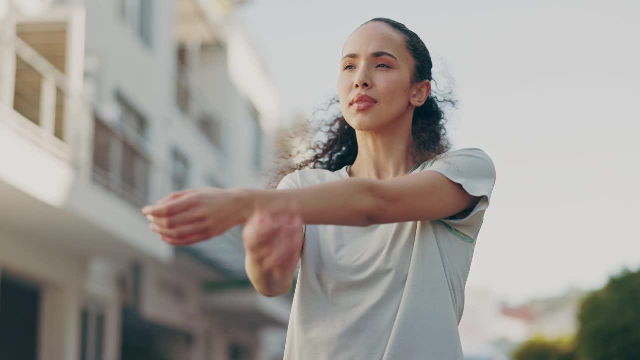 女性，健身或伸展手臂在城市锻炼，训练或锻炼肌肉缓解，马拉松准备或健康休息。跑步者，运动员或运动热身跑铁人三项或公路挑战视频素材