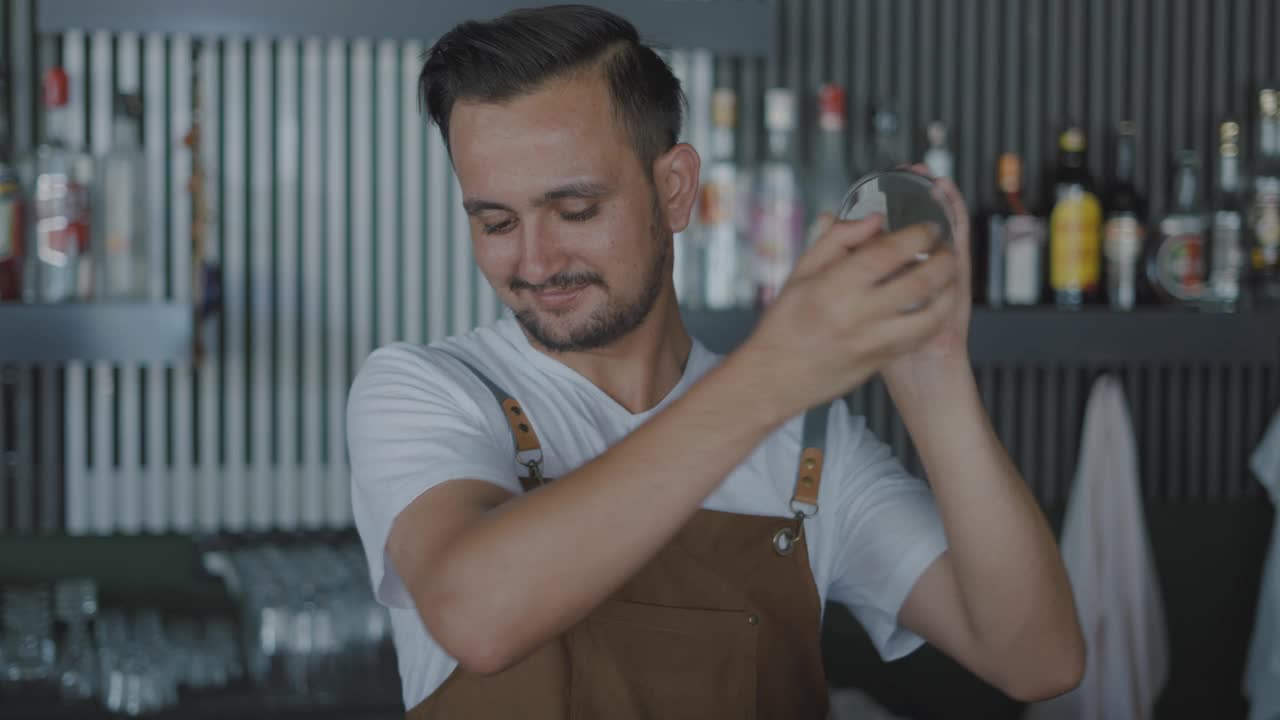 酒吧服务员把啤酒倒进玻璃杯里视频素材