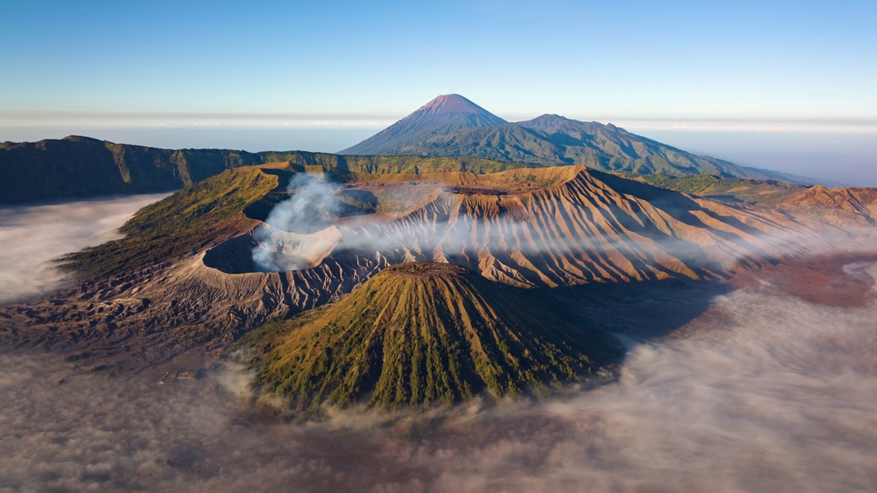 4K超延时鸟瞰图飞向云海之上的Bromo火山，爪哇，印度尼西亚视频素材