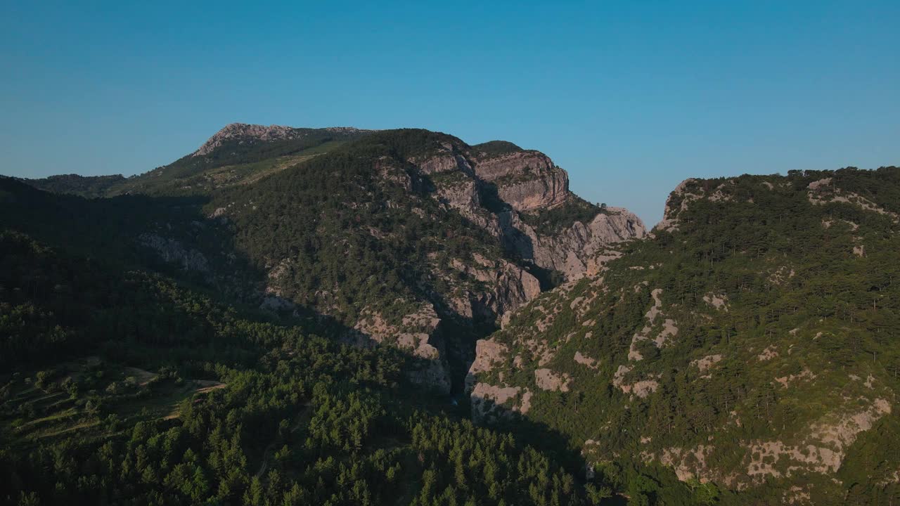 落基山和森林，无人机镜头，日出时间视频素材