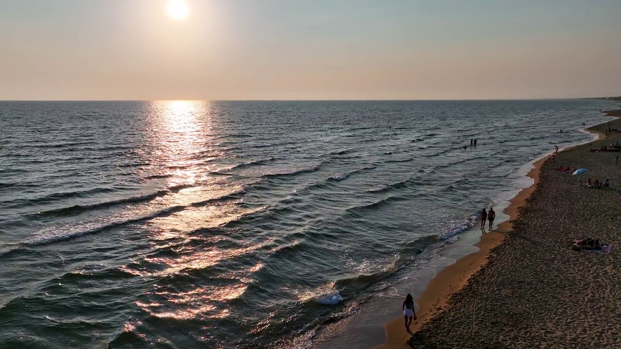 夕阳反射在海浪上。视频素材