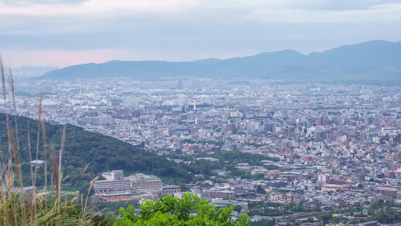 京都城市和京都塔的夜景延时拍摄视频素材