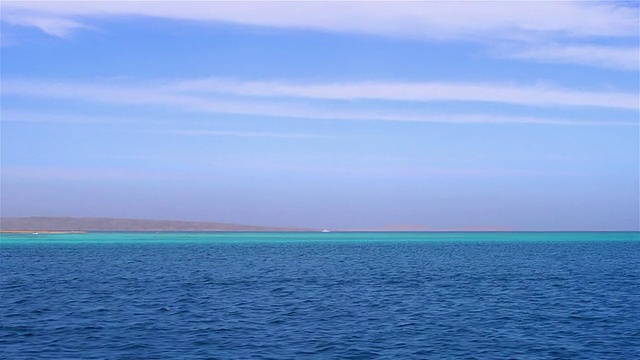 有船经过的海景。视频素材