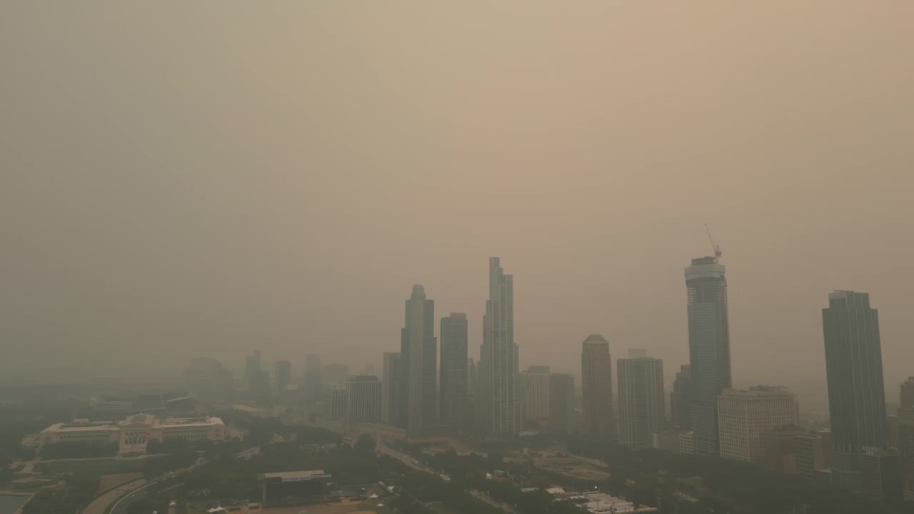 空中射击。来自加拿大野火的烟雾笼罩了芝加哥中西部的天空视频素材