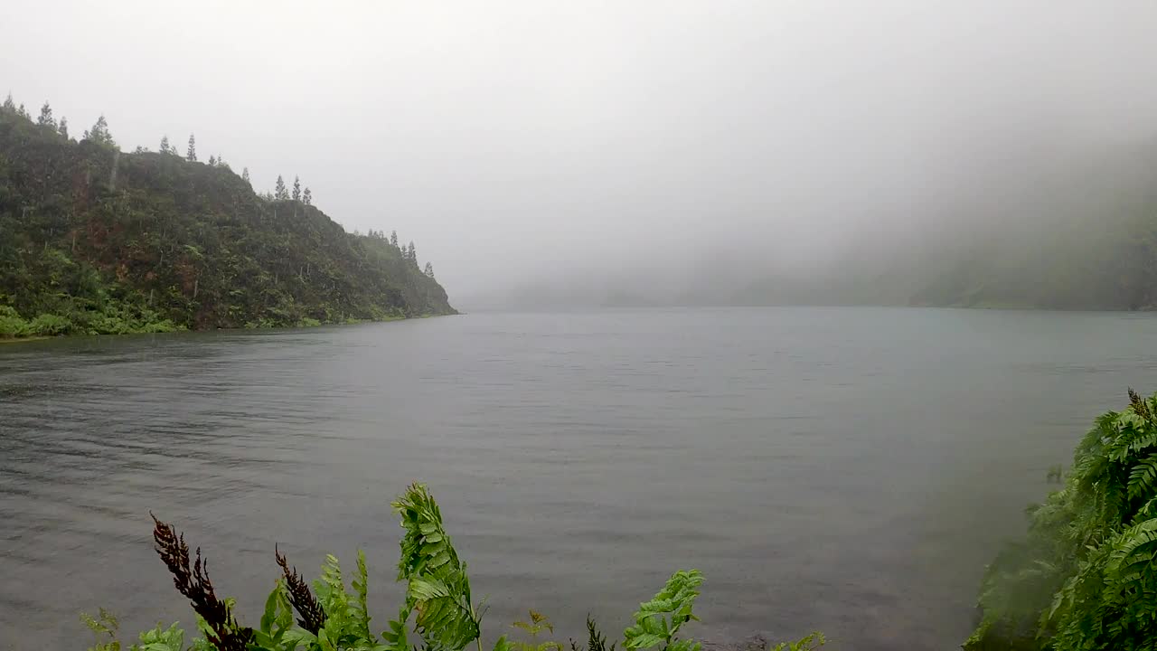 火山湖上的雨视频下载