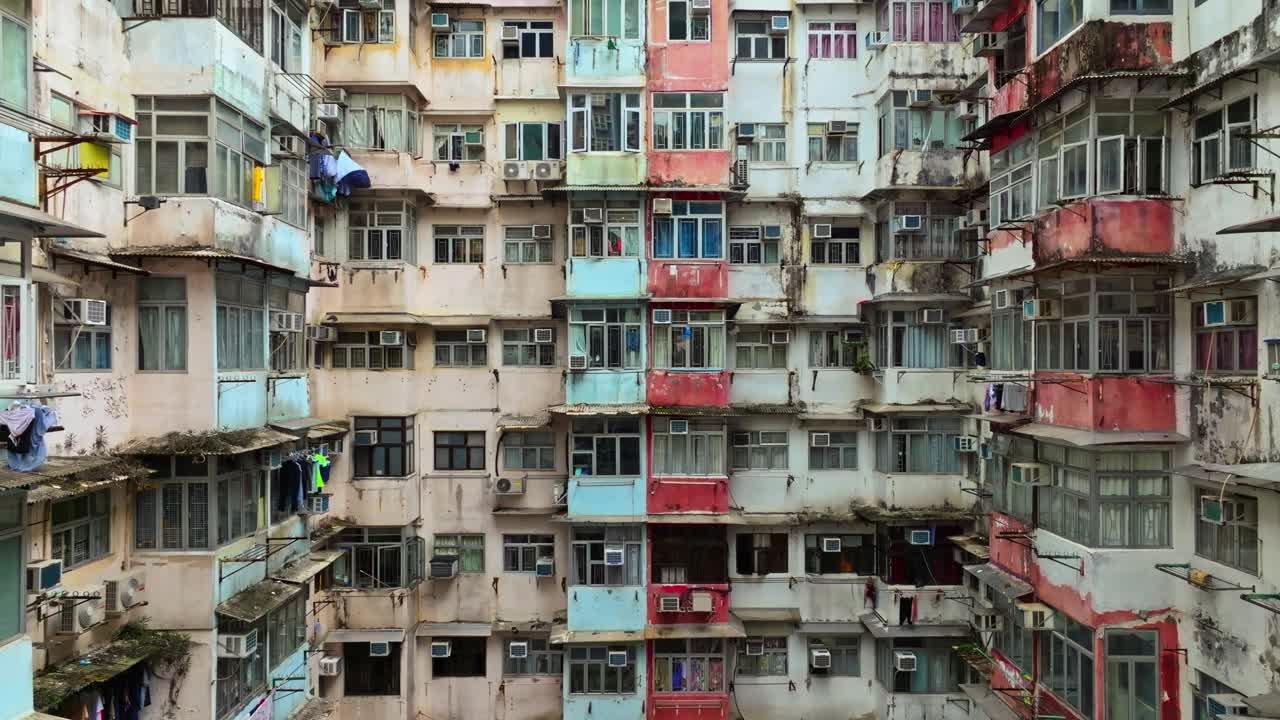 香港宜昌和宜发旧公寓外立面建筑，无人机鸟瞰图。亚洲人的住宅生活，变压器楼或怪物楼旅游的地标视频素材