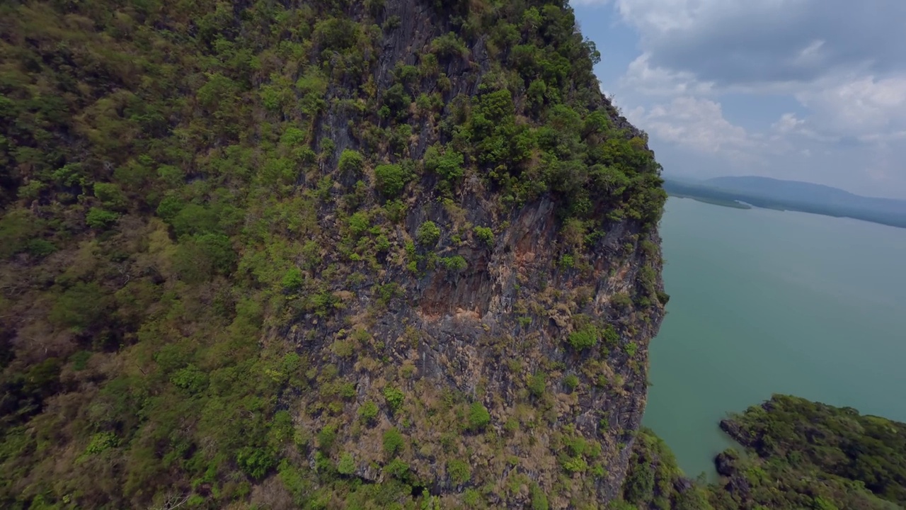 从山顶岛的绿色岩石和天堂岛海滩上潜水视频素材