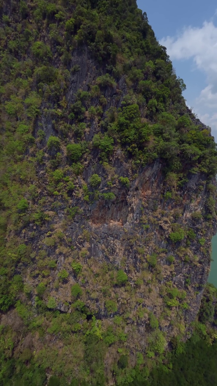 垂直视频4k。潜水山峰岛绿树岩天堂岛海滩视频素材