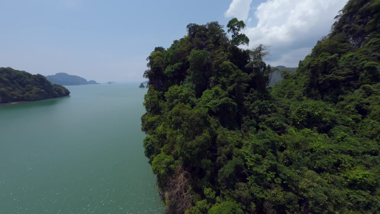 接近极端动态飞行的山岩在绿色森林天堂岛视频素材