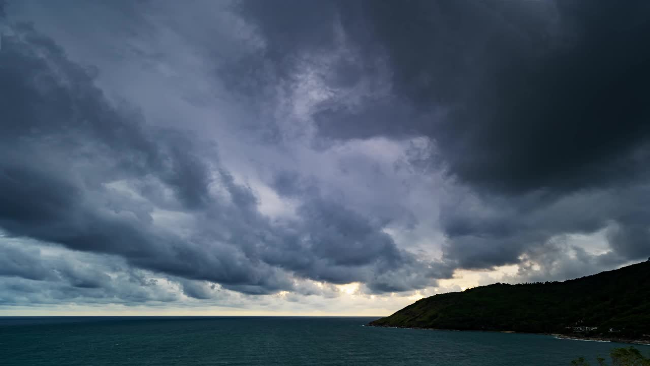 延时镜头的风暴云和雨在海上，黑暗的风暴云通过视频延时，高质量的镜头云在海上景观背景视频素材