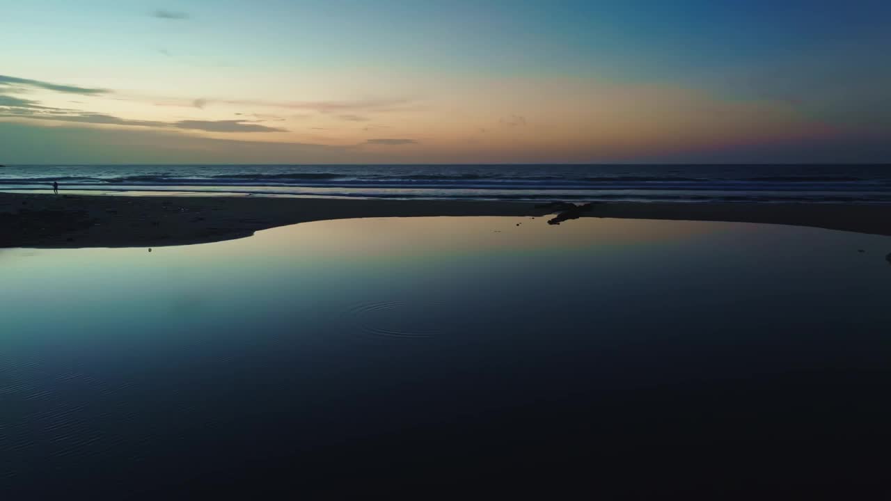 海面上五颜六色的日落或日出，无人机在开阔的海面上飞行视频素材