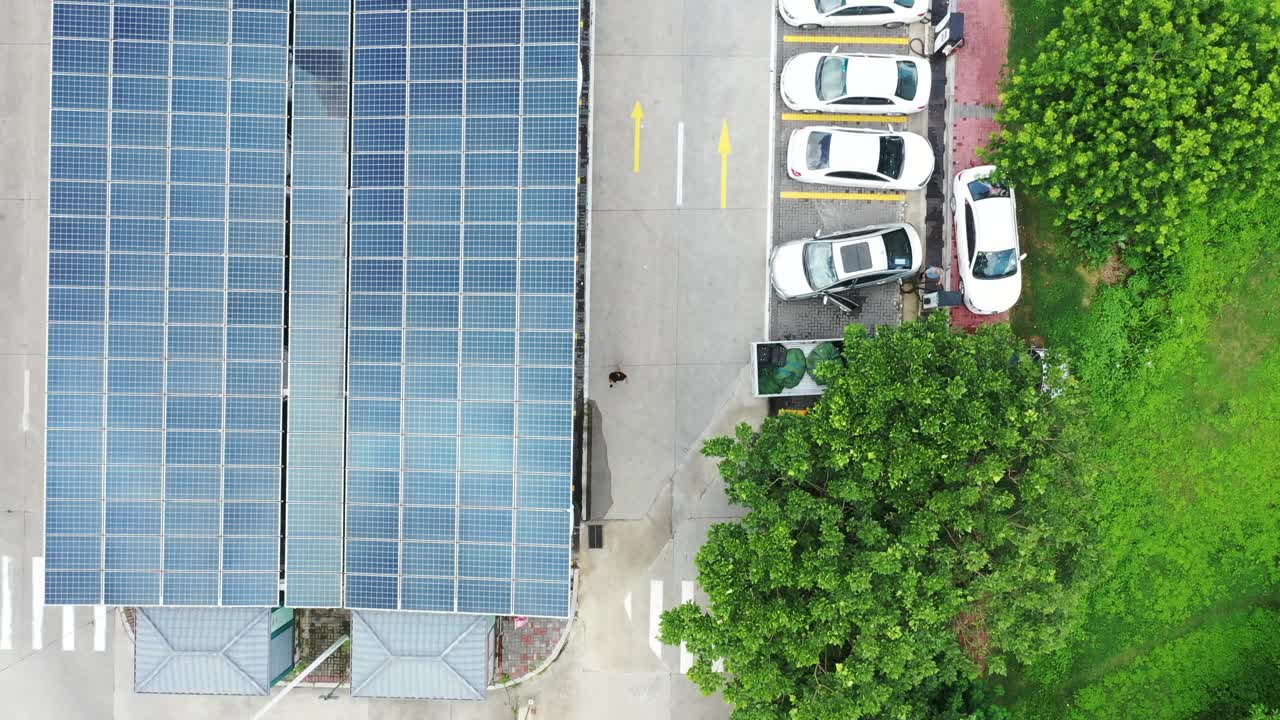 电动汽车充电站和太阳能电池板视频素材