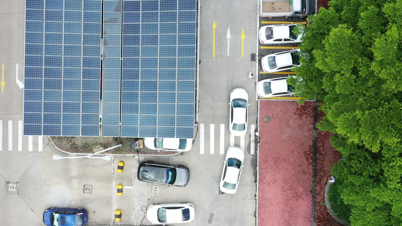 电动汽车充电站和太阳能电池板视频素材