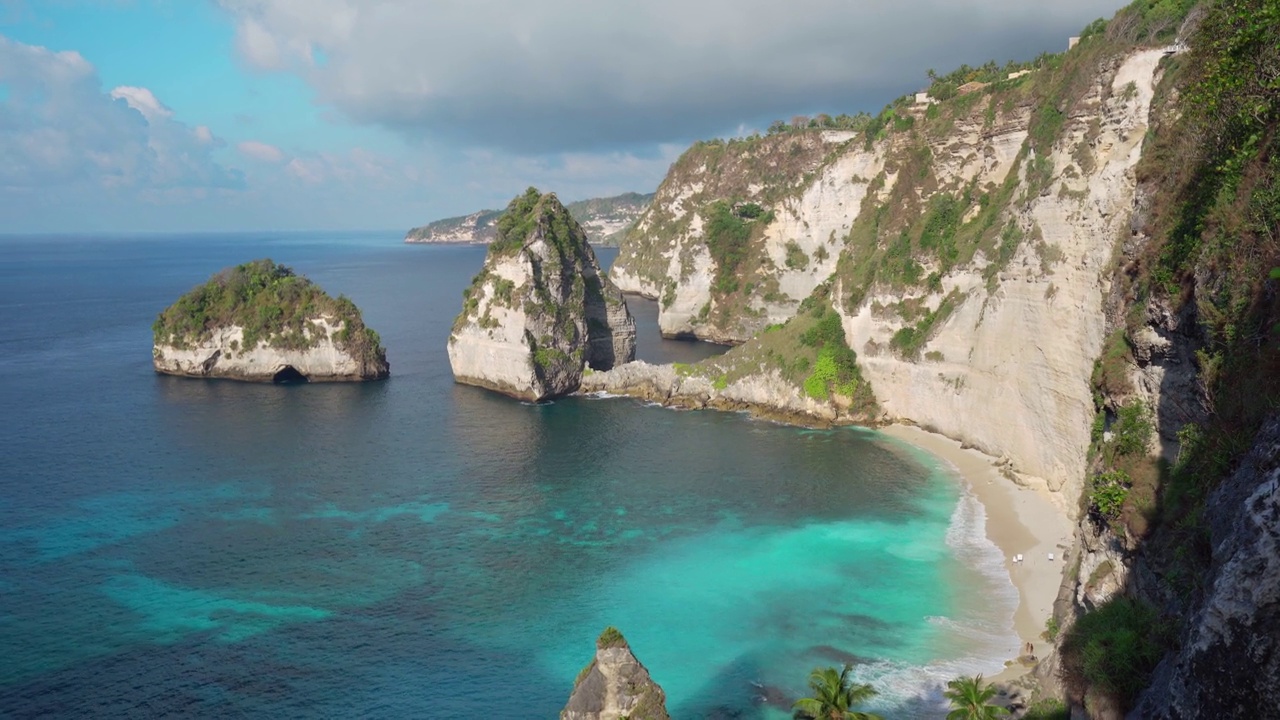 美丽的热带白色沙滩在钻石海滩在努沙佩尼达岛，巴厘岛视频素材