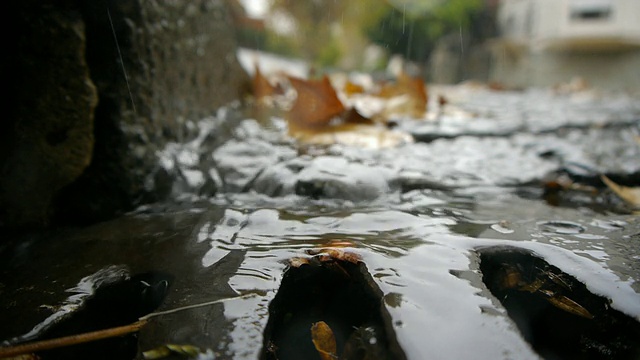 秋天的雨-下水道溪流。视频素材