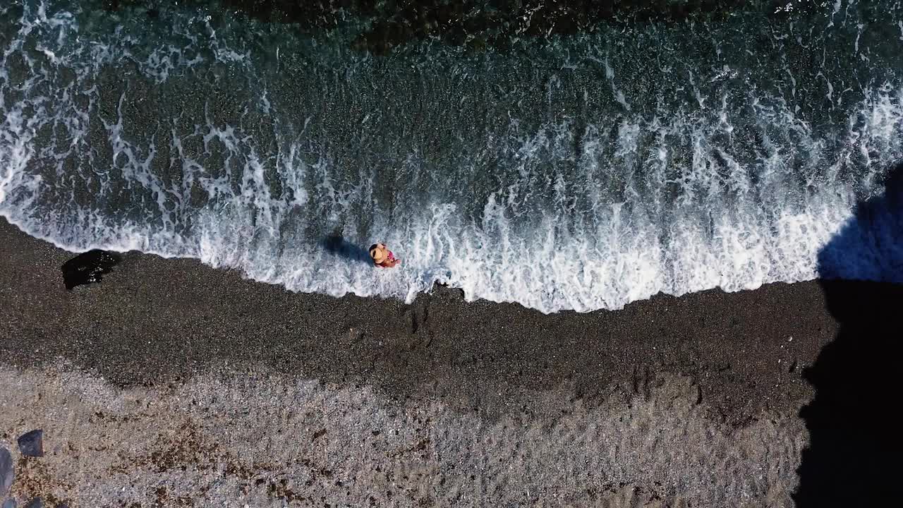 夏天人们在海滩上的鸟瞰图视频素材