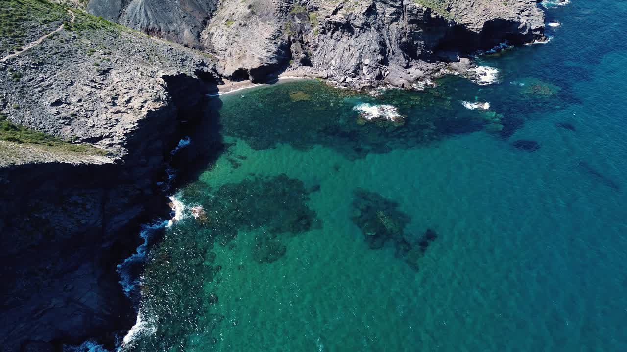 夏天人们在海滩上的鸟瞰图视频素材