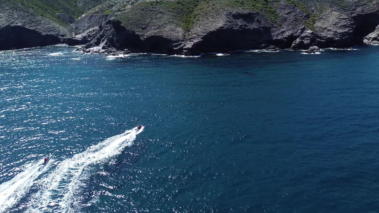 水上摩托艇在海景航行视频素材