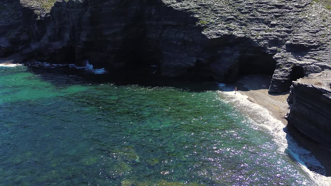 夏天人们在海滩上的鸟瞰图视频素材