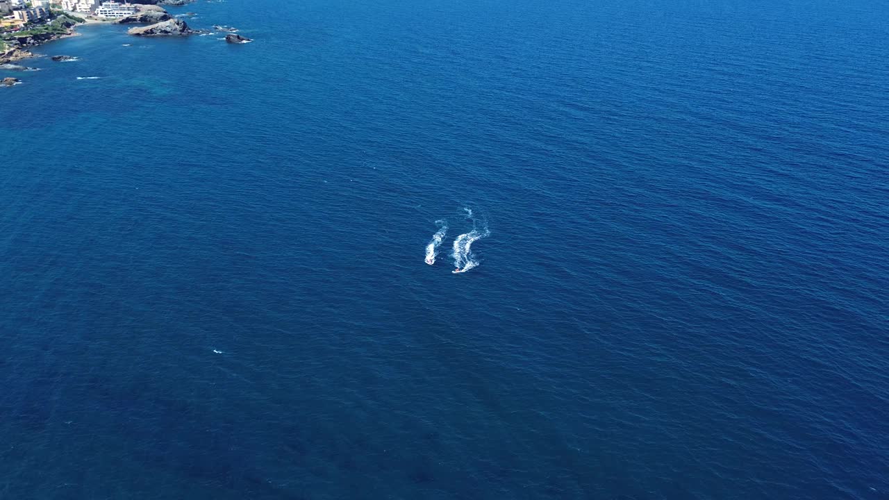 水上摩托艇在海景航行视频素材