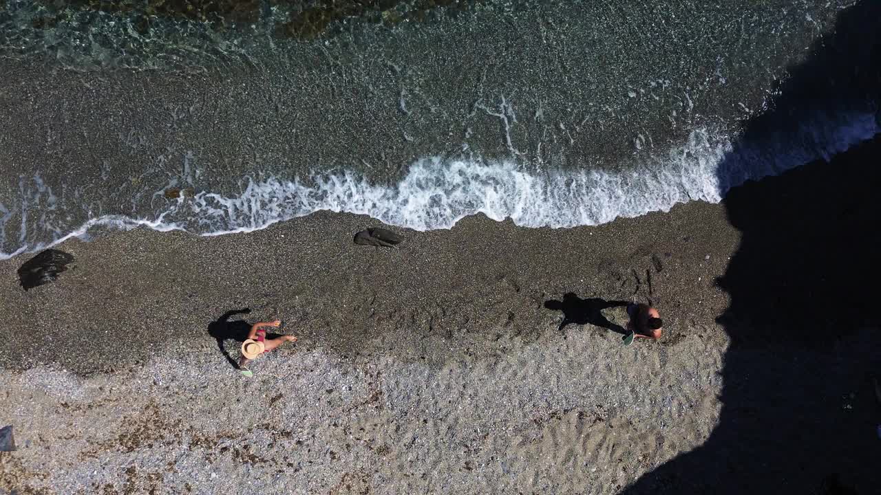 夏天人们在海滩上的鸟瞰图视频素材