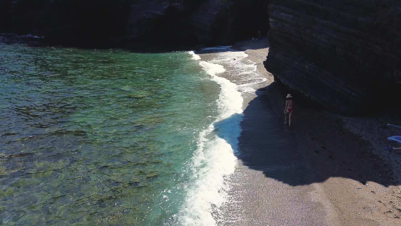 夏天人们在海滩上的鸟瞰图视频素材