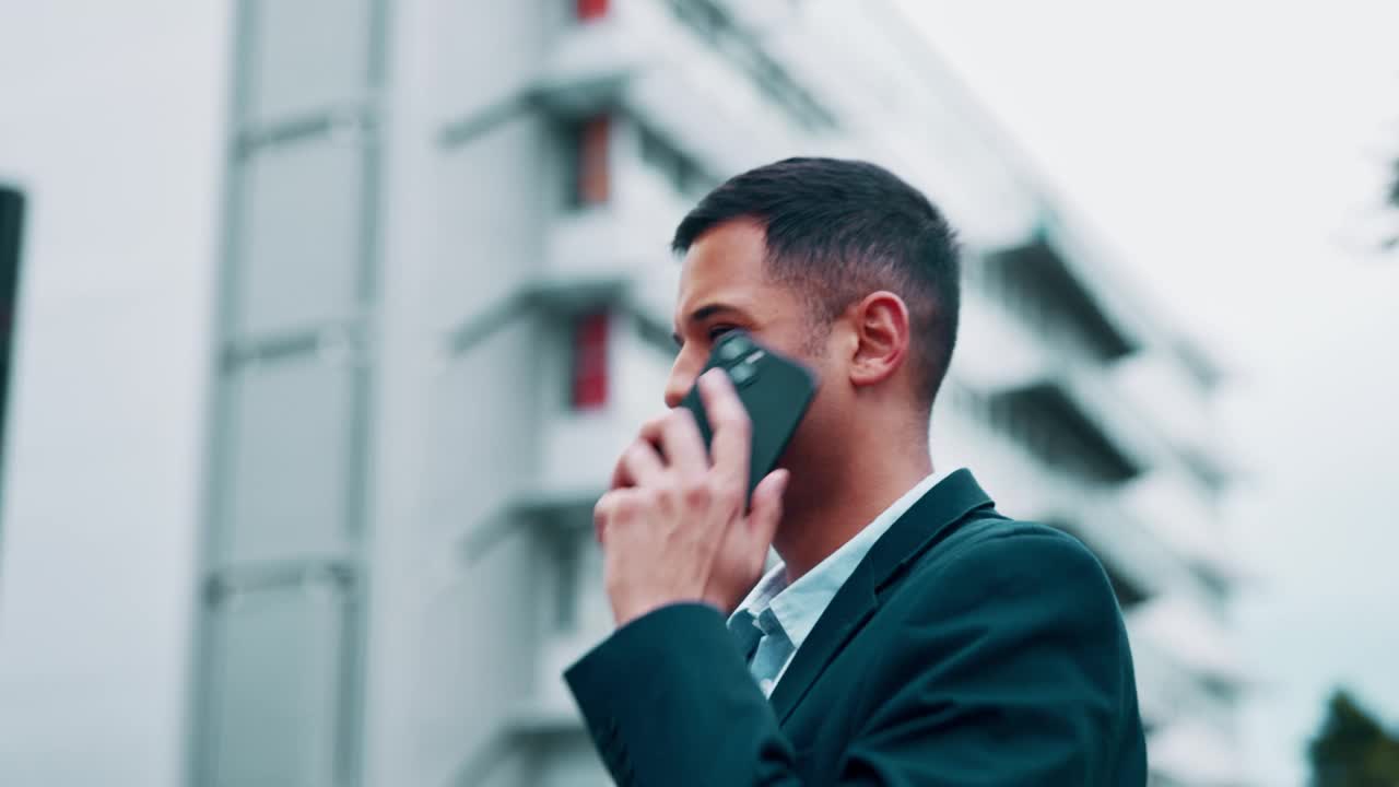 商务人士，网络和电话交谈在城市与幸福从专业的谈话。快乐的员工，说话和移动讨论带着微笑和笑声从工作沟通视频素材