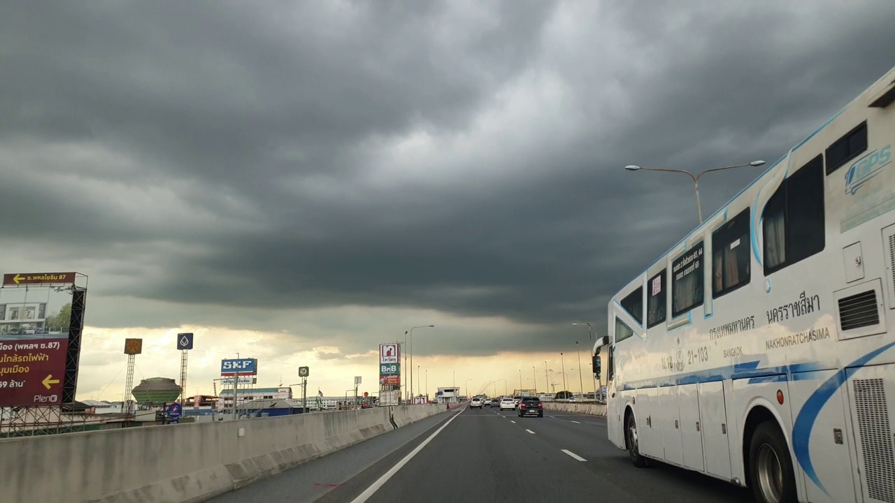 在高速公路上开车，乌云密布。视频素材