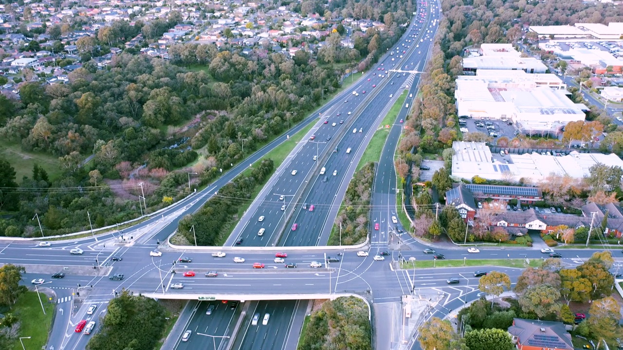 暮色中拥挤的高速公路视频素材