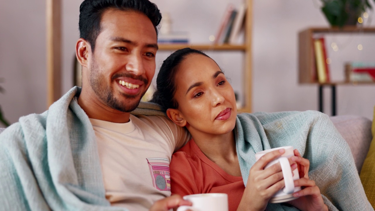 看电视，放松和聊天的家庭夫妇观看内容视频，流媒体订阅电影和bonding。爱情，温馨和幸福的浪漫的男人，女人或人们聊天的电视节目在沙发上视频素材