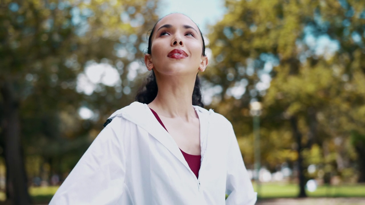 健身，休息和和平与妇女在公园锻炼，健康和运动训练。放松，休息和能量与运动员在户外的意识，平衡和承诺。早上的例行公事视频素材