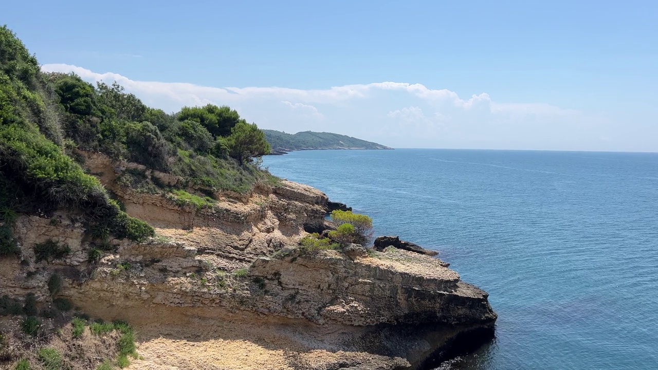 夏季地中海多岩石海岸的景色。视频素材