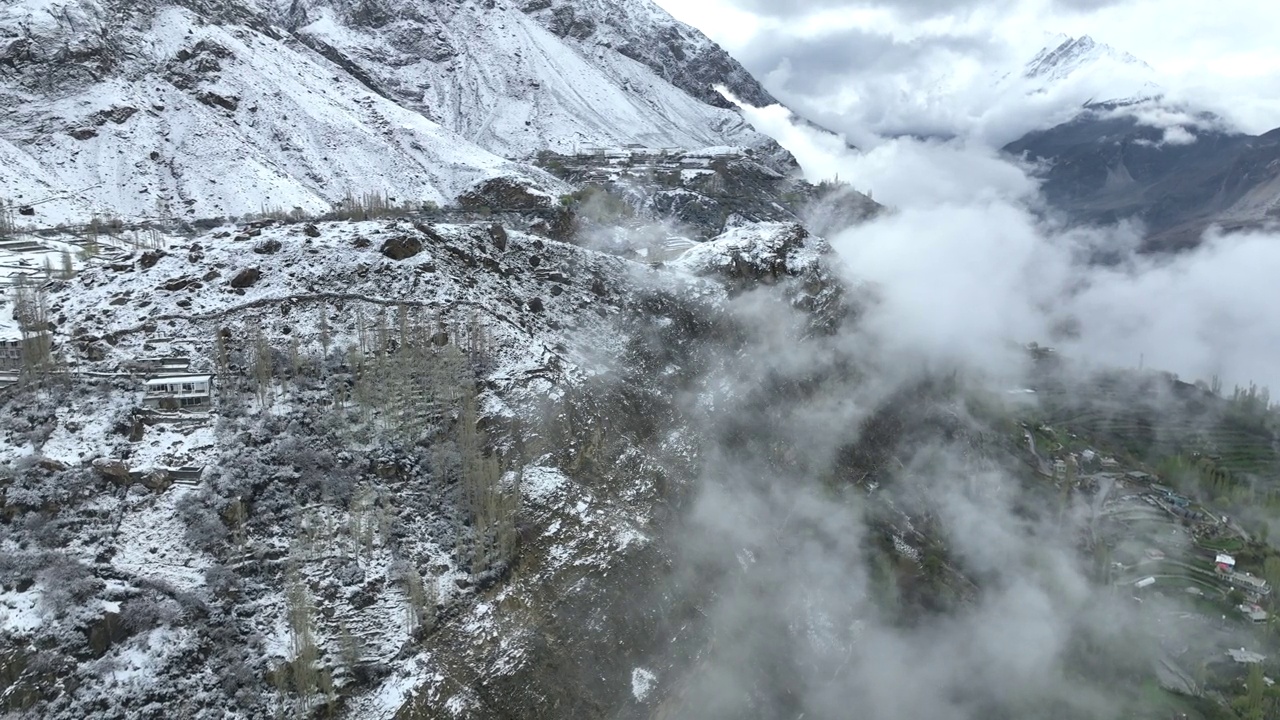 巴基斯坦北部吉尔吉特-巴尔蒂斯坦罕萨山谷，河流和喀喇昆仑山脉罕萨山谷，雾和雪的空中无人机日出场景。视频素材