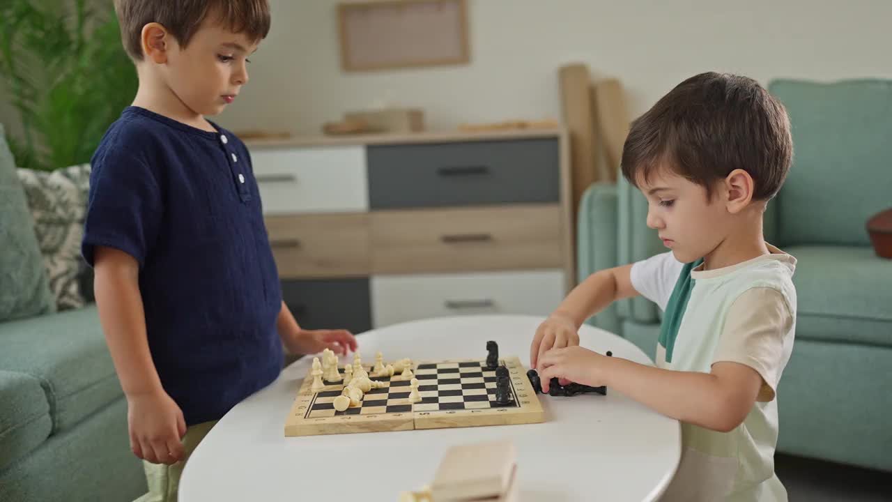 两个男孩在下棋视频素材