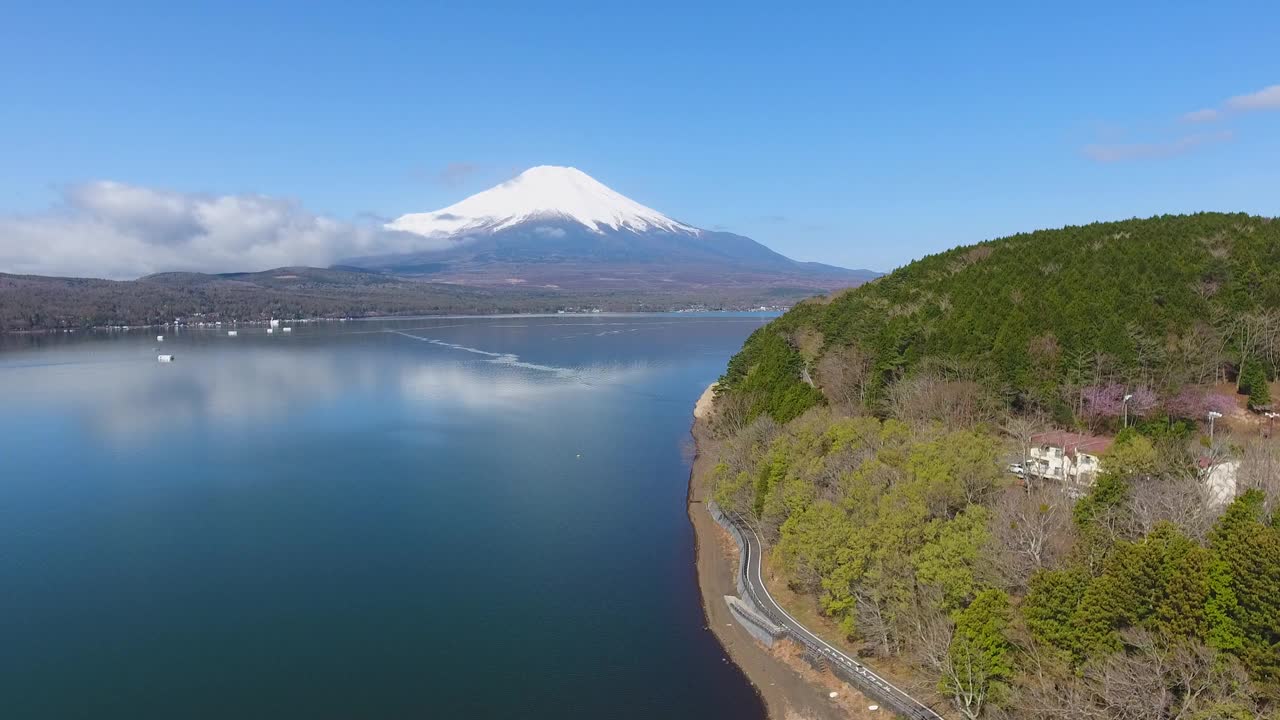 日本川口湖富士山的无人机鸟瞰图视频素材