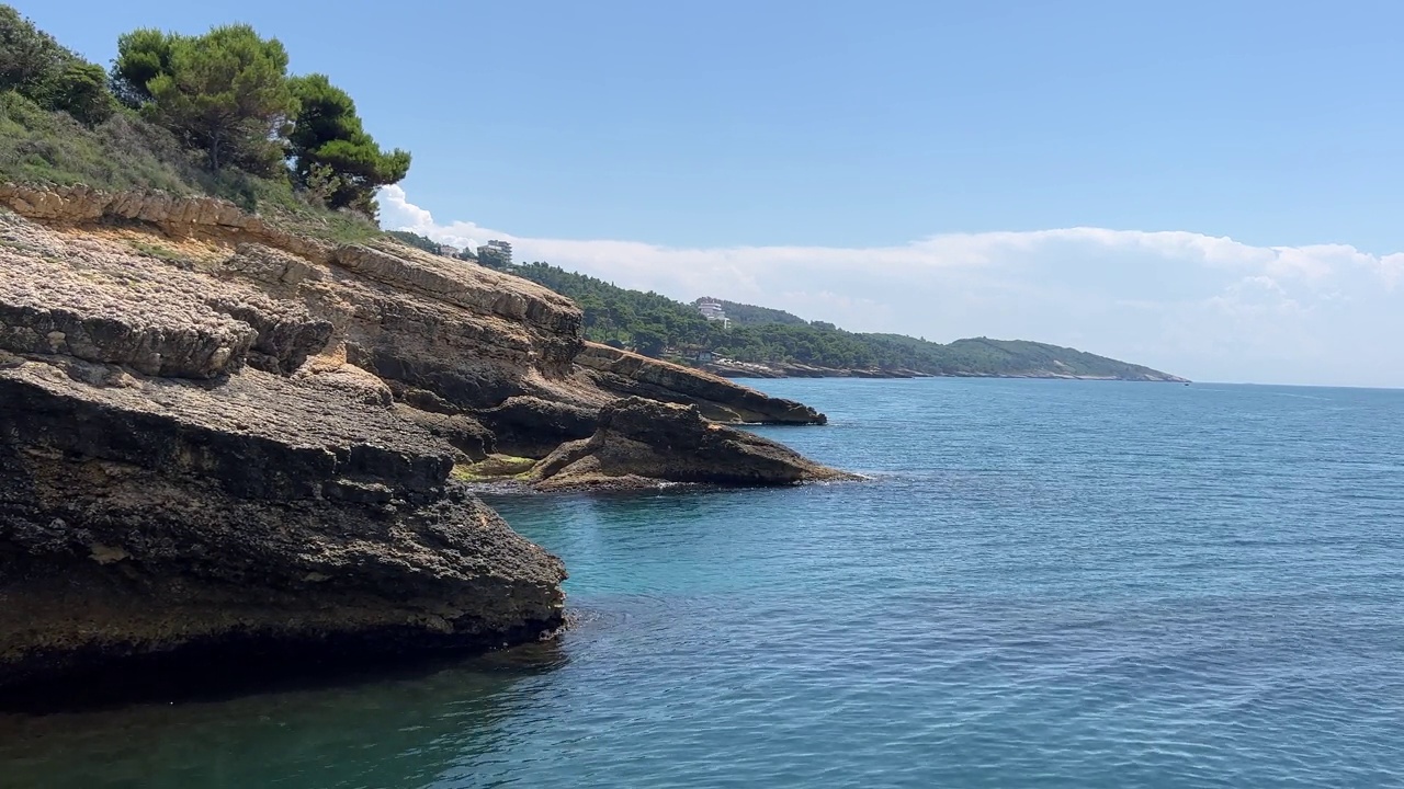 黑山蔚蓝的大海和岩石海岸。视频素材