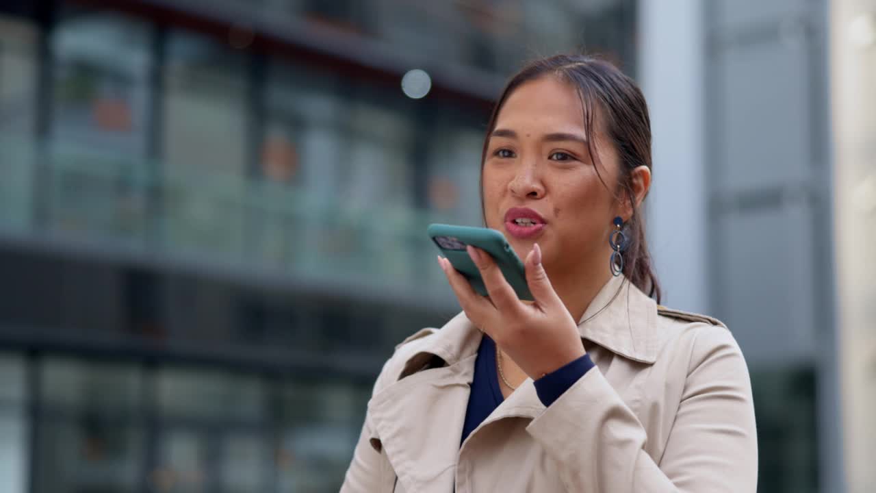 商务，电话和亚洲女性户外，演讲者和谈话计划，接触和微笑。女专业人士，企业家，带着手机，扩音器和语音笔记的女士视频素材