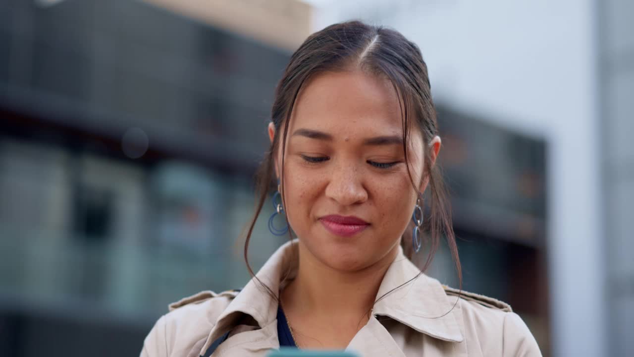 快乐的女人，在城市的户外打电话聊天，进行交流和通勤网络。亚洲女性，有智能手机，有网络连接或有业务联系，一边笑着拿着旅游模型视频素材